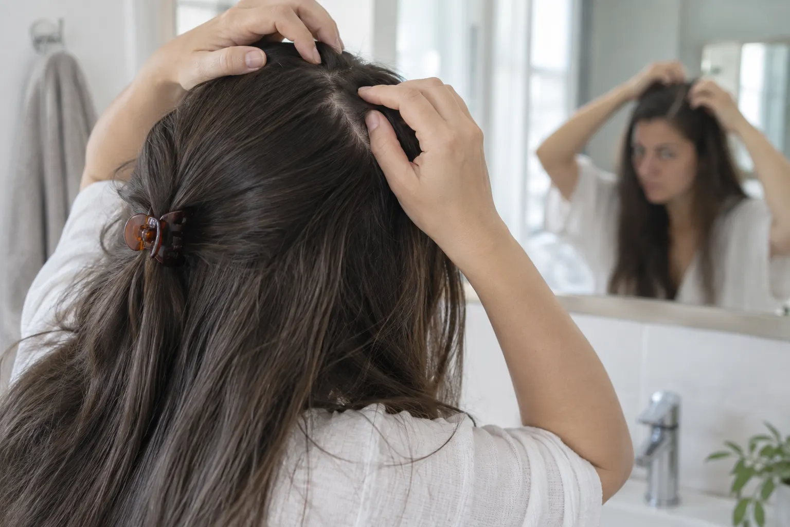 Minoxidil sur cheveux longs : atteindre le cuir chevelu